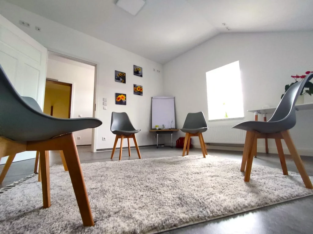 Gruppen Therapie Raum mit 5 Stühlen, die im Kreis stehen.