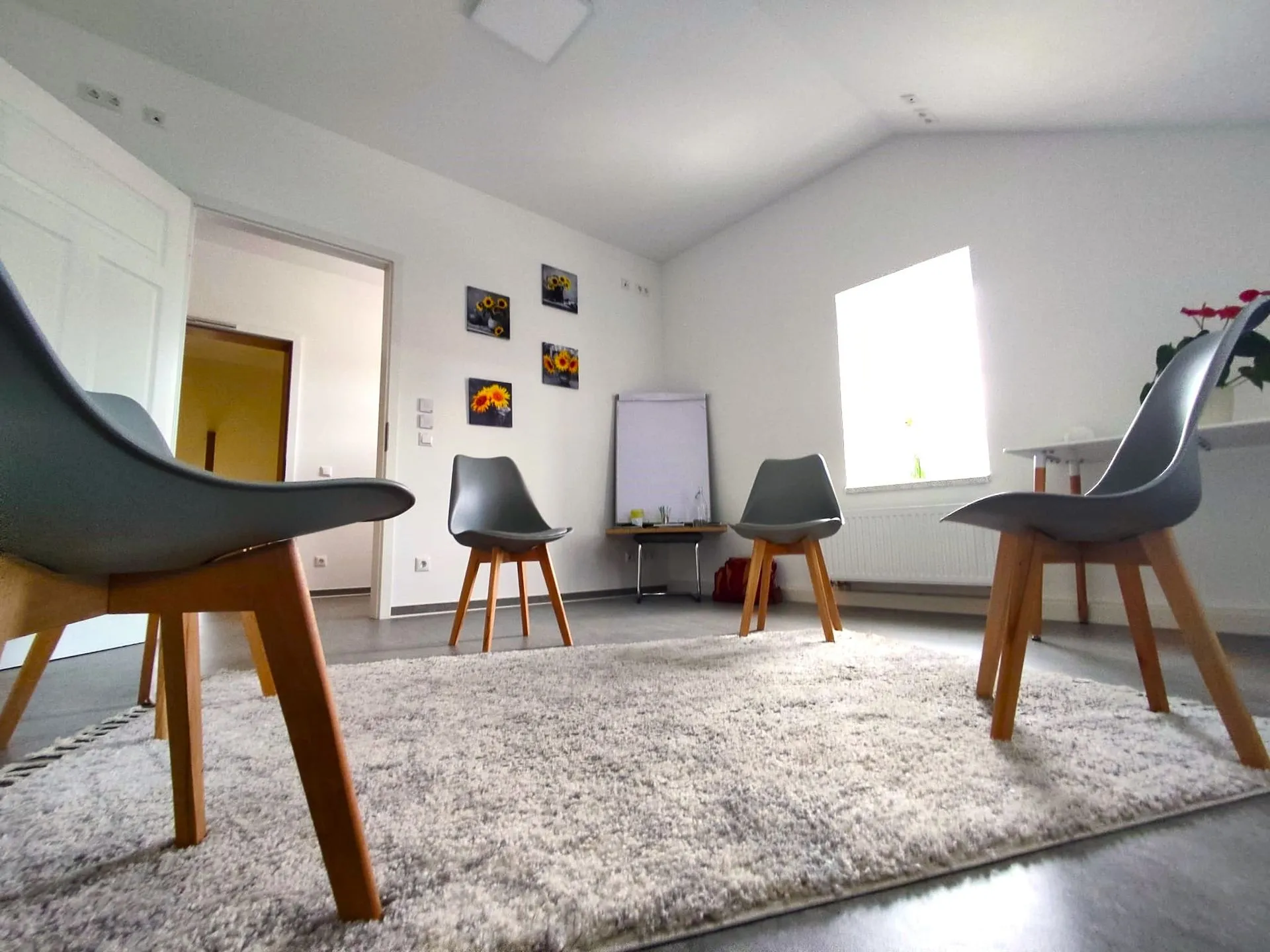 Gruppen Therapie Raum mit 5 Stühlen, die im Kreis stehen.