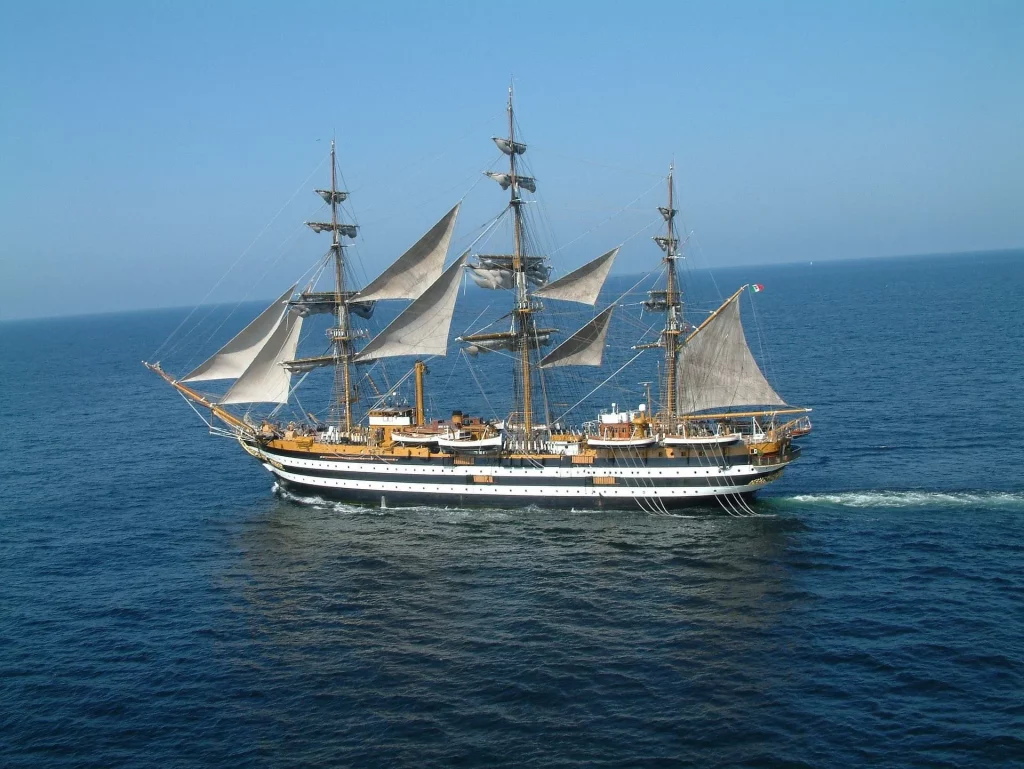 Ein großes Segelschiff auf offener See.